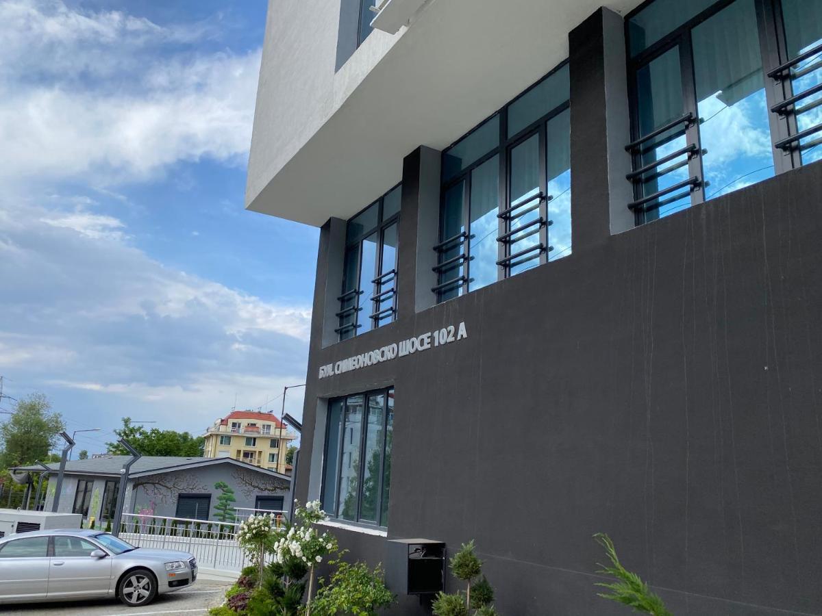 Boutique Magenta Gold With Parking Place
