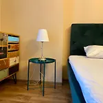 Boutique Magenta Gold Apartment